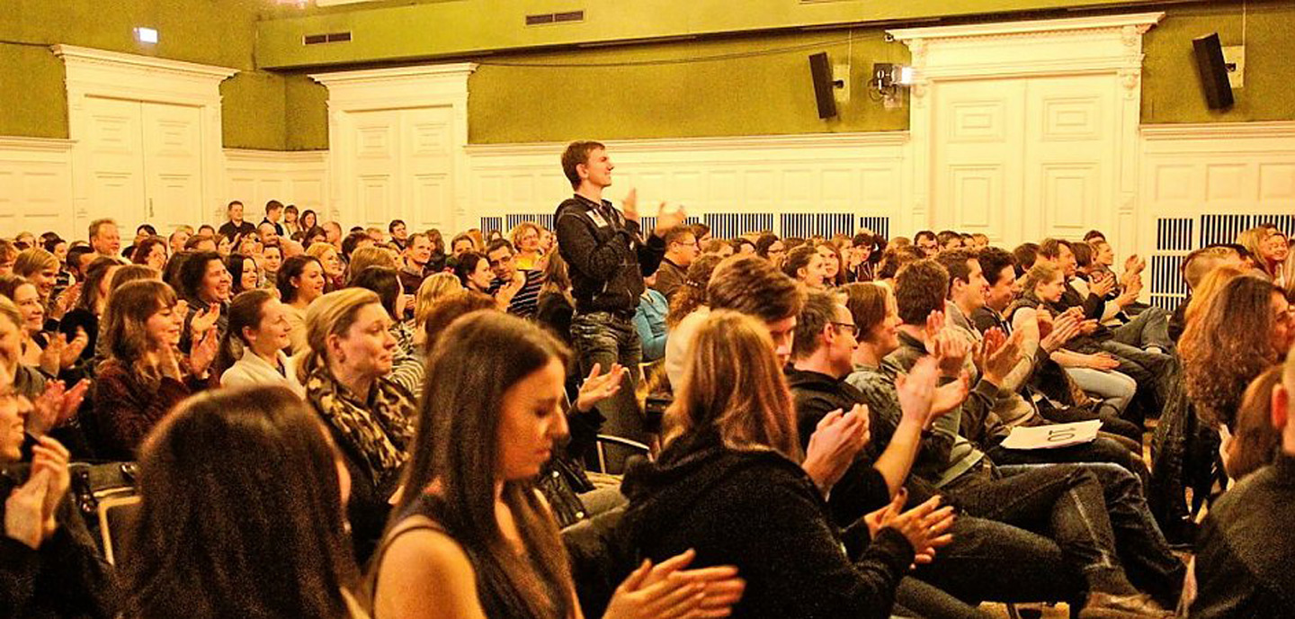 Applaudierendes Publikum bei List’n Up im Lister Turm